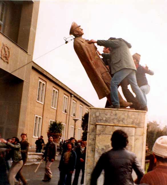 Statue_of_Shah_Revolution