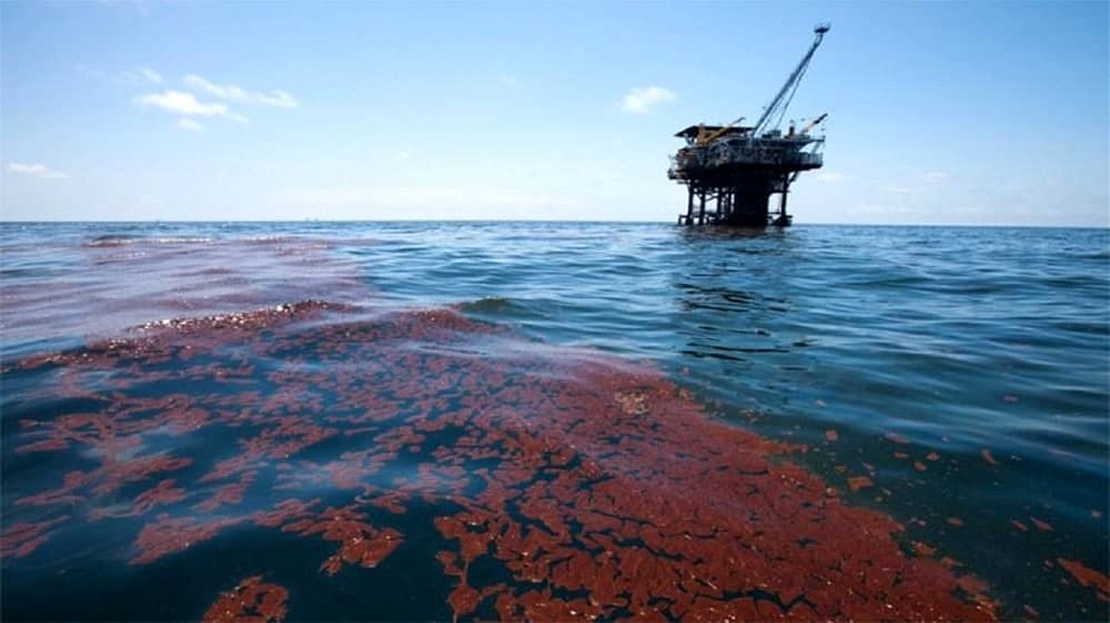 iran-persian-gulf-oil-leak-1