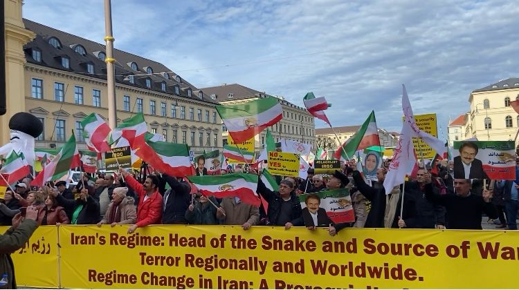 Demo in Berlin Am Freitag, den 16. Februar 2024 lud die Gesellschaft von Deutsch-Iranern (GDI) gemeinsam mit dem Nationalen Widerstandsrat Iran (NWRI) zu einer Demonstration im Rahmen der Münchener Sicherheitskonferenz (MSC) ein.