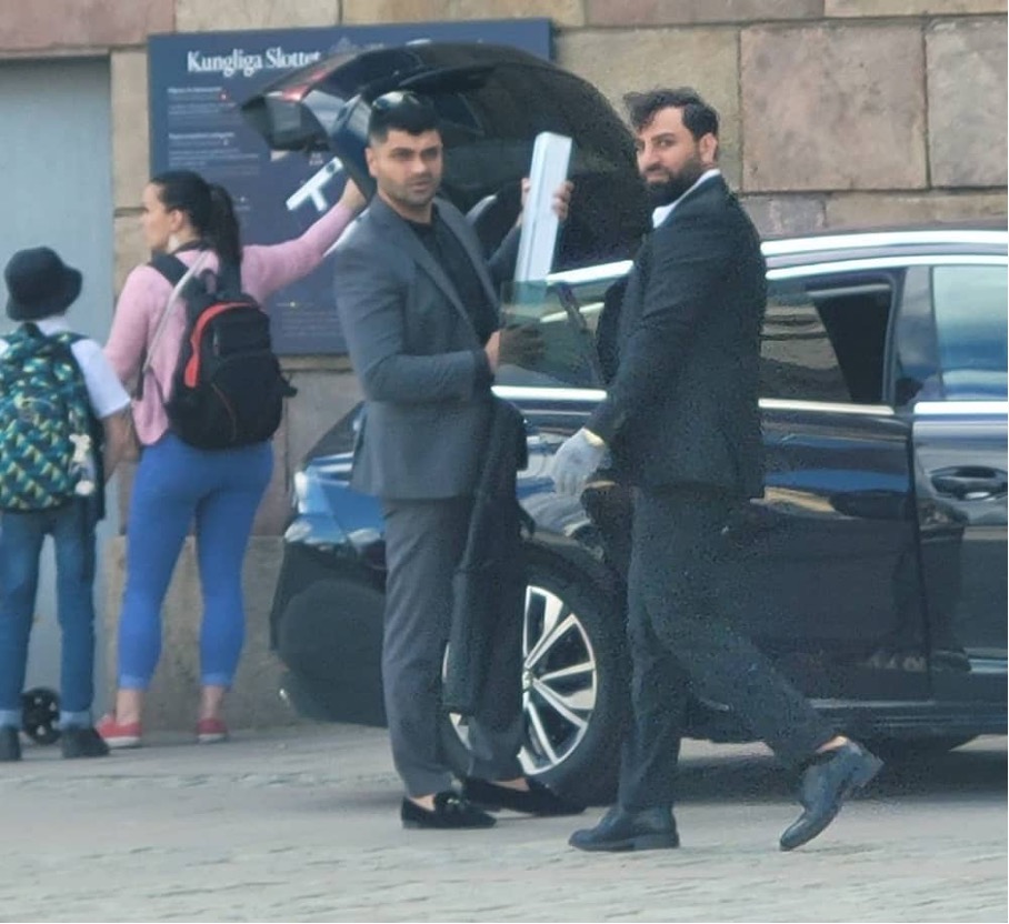 Unbenannt_2 Mohammad Heidari (rechts) und Shayan Tousynezhad (links), fotografiert beim Umgang mit Ausrüstung vor einem Anti-MEK-Protest in Stockholm