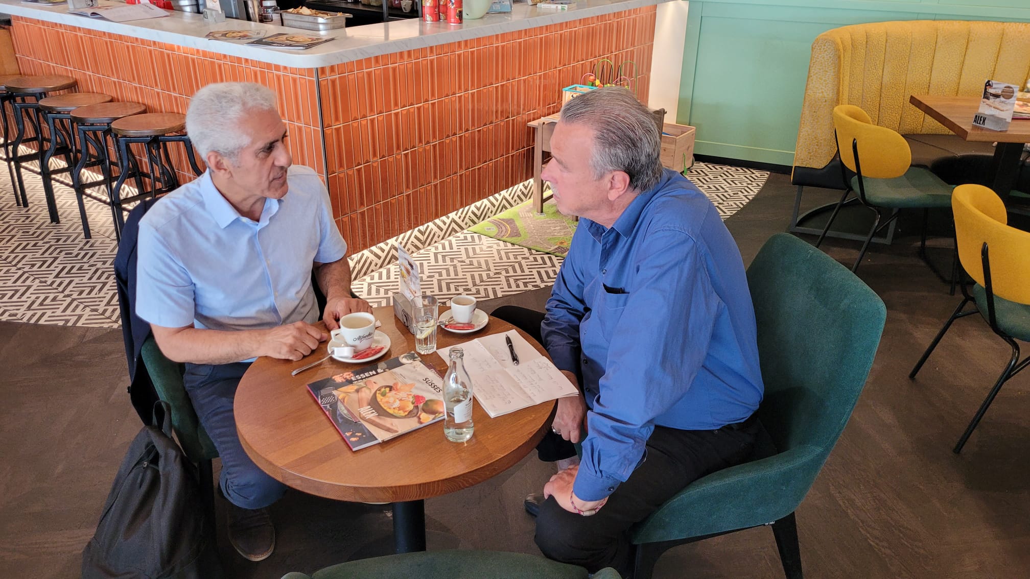 Reza_Rouchi_IRAN Gespräch über die Zukunft des Iran mit Reza Rouchi und Klaus Kelle (r.) in Berlin.