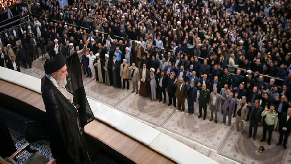 iran-ali-khamenei-speech04062025 (1) Der Oberste Führer des iranischen Regimes, Ali Khamenei, winkt seinen Anhängern während einer Rede zum 36. Todestag von Ruhollah Khomeini in seinem Mausoleum im Süden Teherans zu, 4. Juni 2025