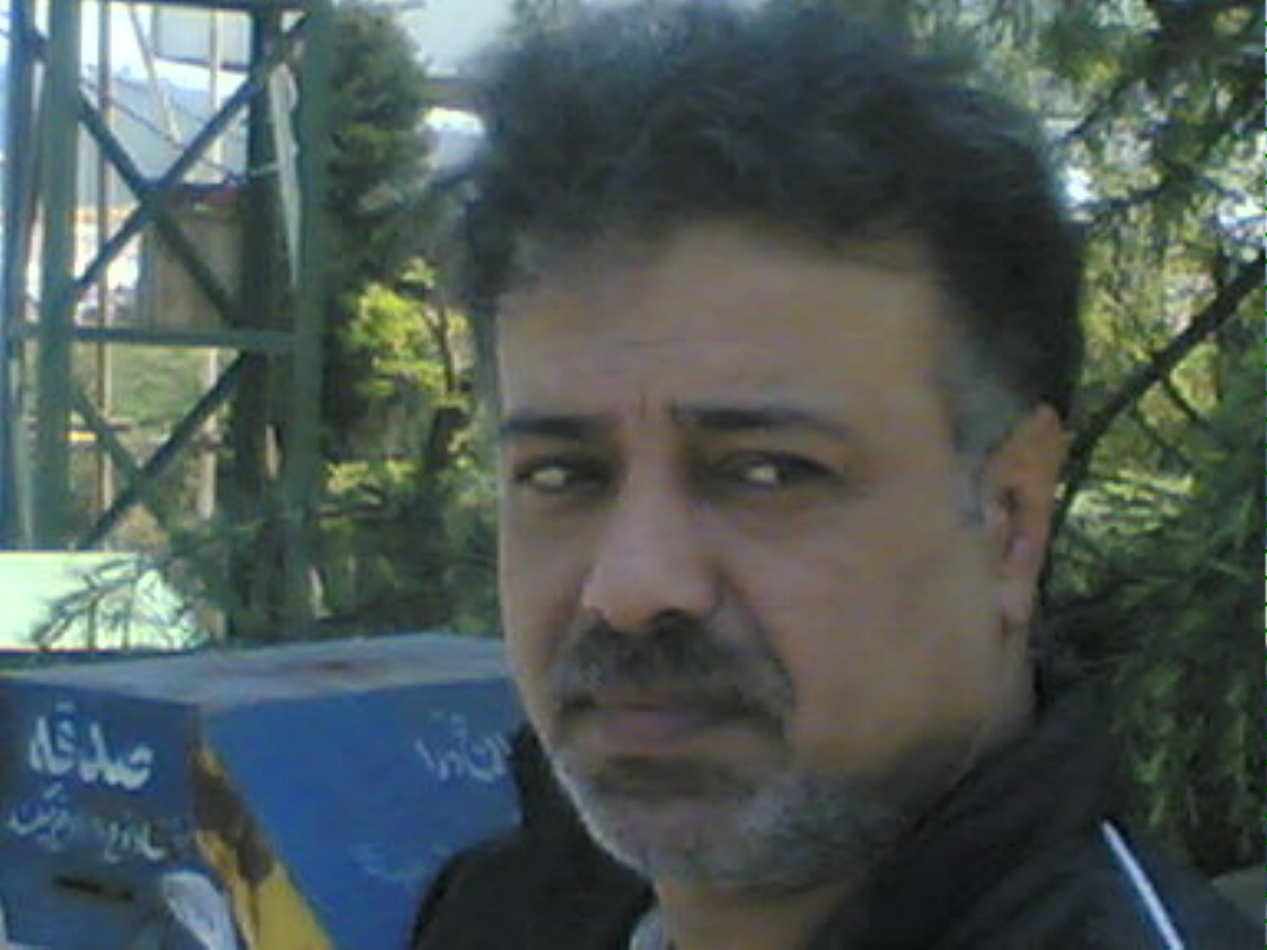 Image(860) Homayoun Abedi Bakhoda, ein früherer politischer Gefangener aus dem Iran, der aufgrund einer Schussverletzung querschnittgelähmt ist. Er sitzt in einem Rollstuhl und blickt ernst in die Kamera