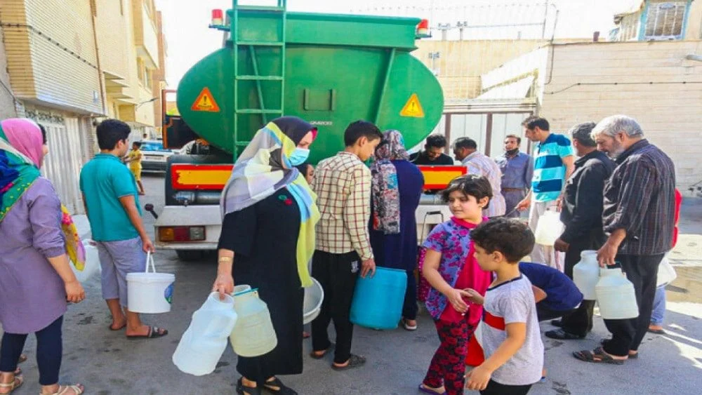 iran-hamedan-water-shortage-e1752913188675 Iranische Bürger in der nordwestlichen Stadt Hamadan warten in einer Schlange, um Wasser aus einem Tankwagen zu holen – August 2022