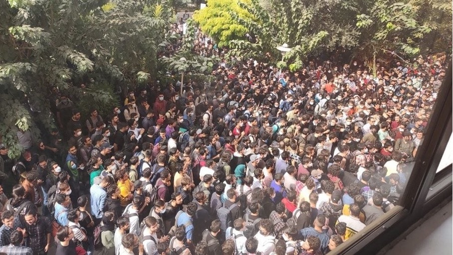 Studenten im Iran demonstrieren während des Aufstands 2022 gegen die klerikale Diktatur