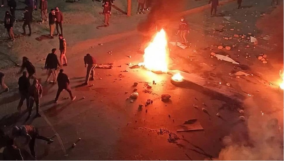 Iranische Jugendliche errichten während des Aufstands 2022 Freudenfeuer und Straßenbarrikaden