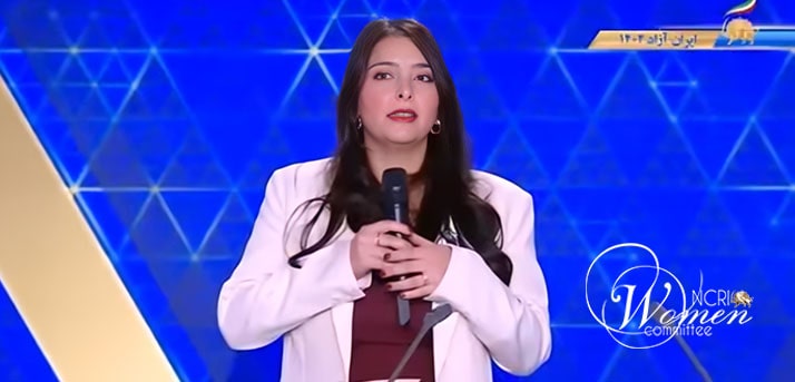Sahar Sanaie spricht bei einer Veranstaltung